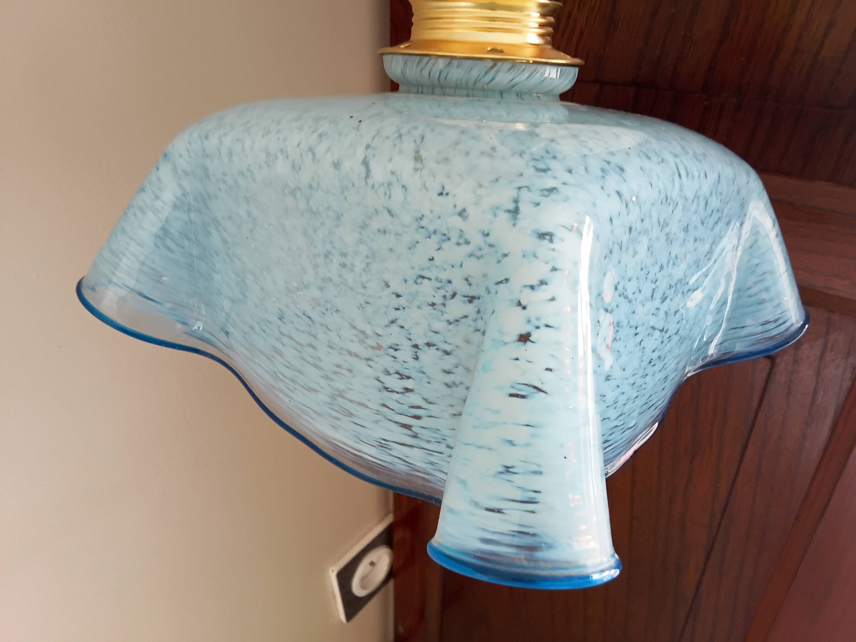 Applique murale Vintage opaline drapée verre de Clichy bleue mouchetée.