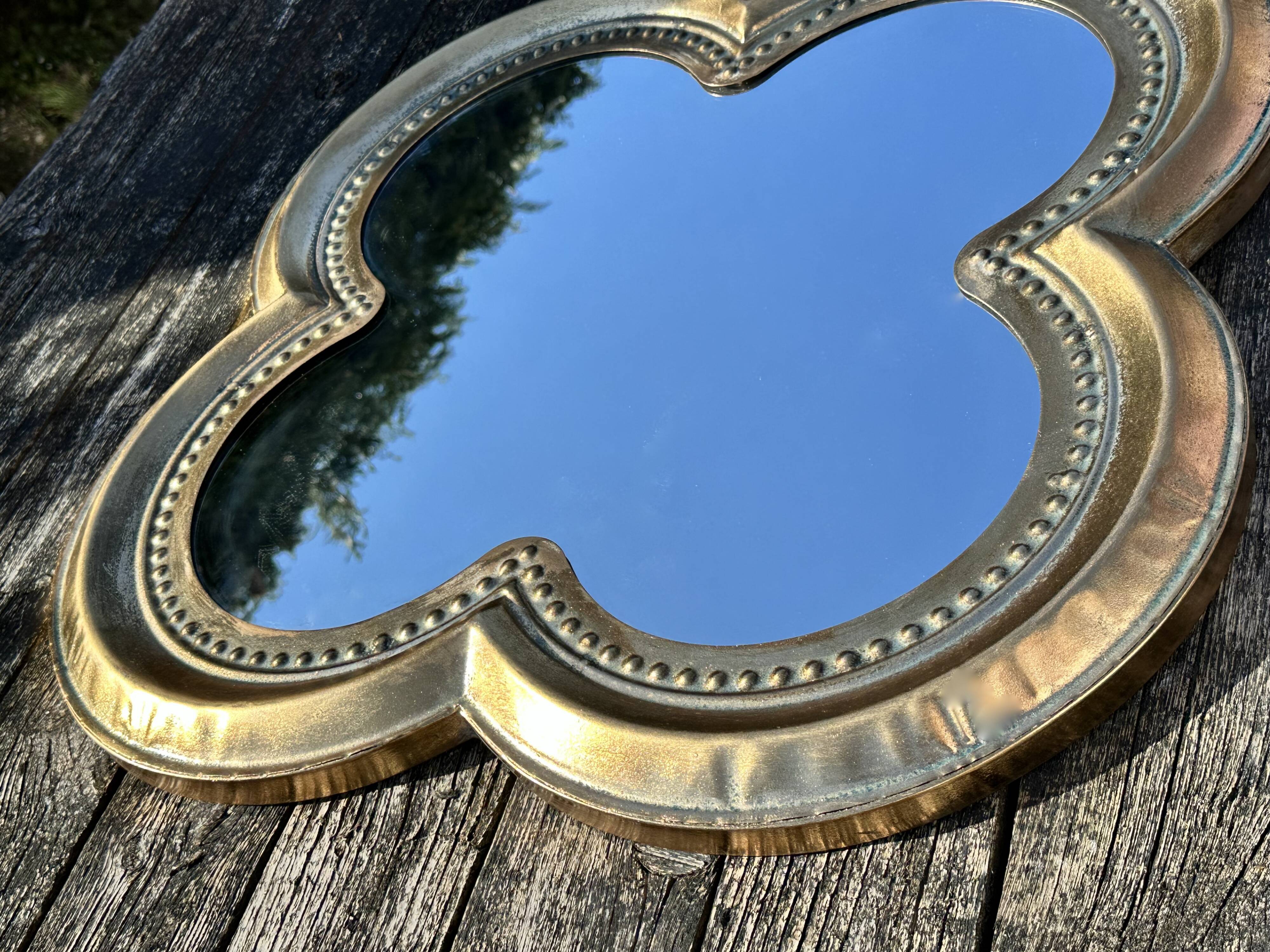 Miroir trèfle en métal doré patiné Diam 66 cm
