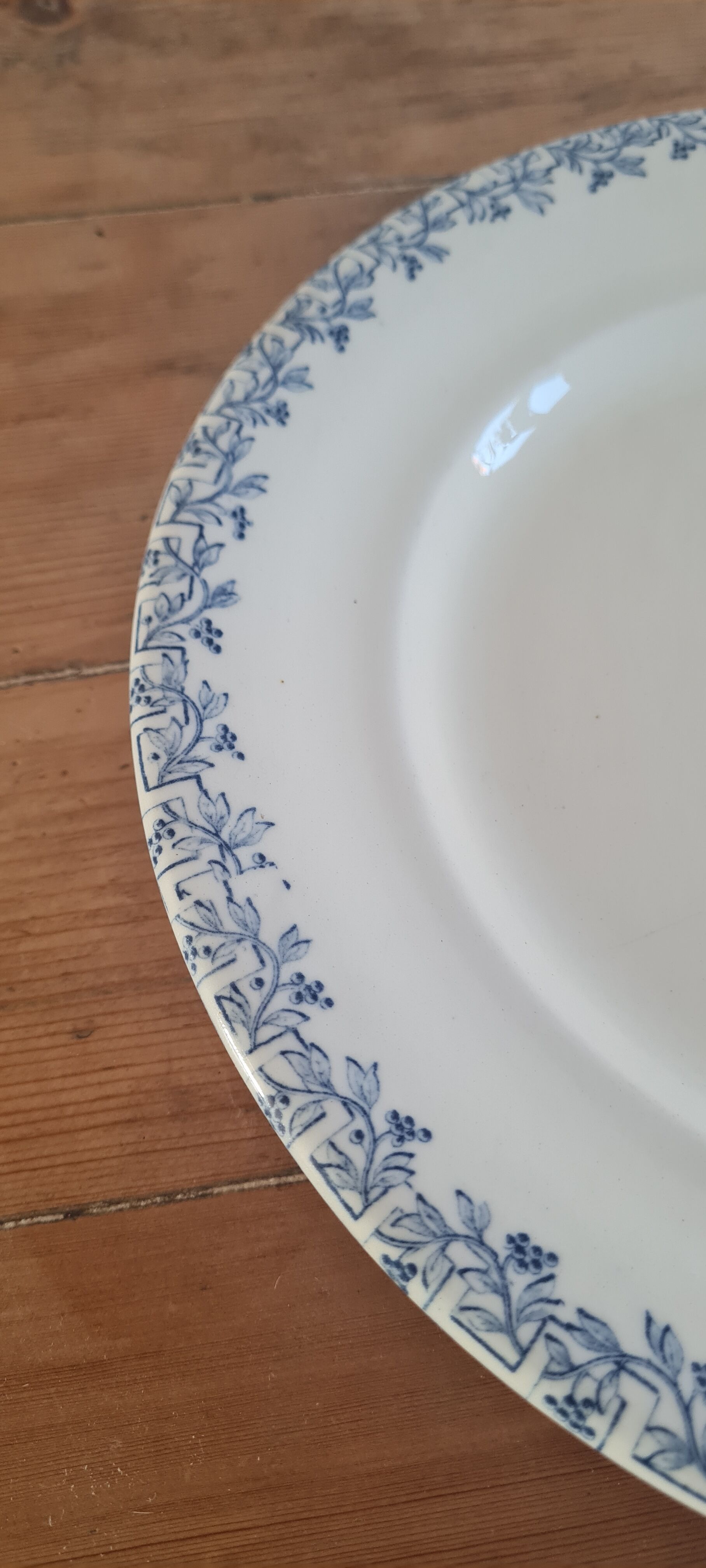 Serving dish in iron earth