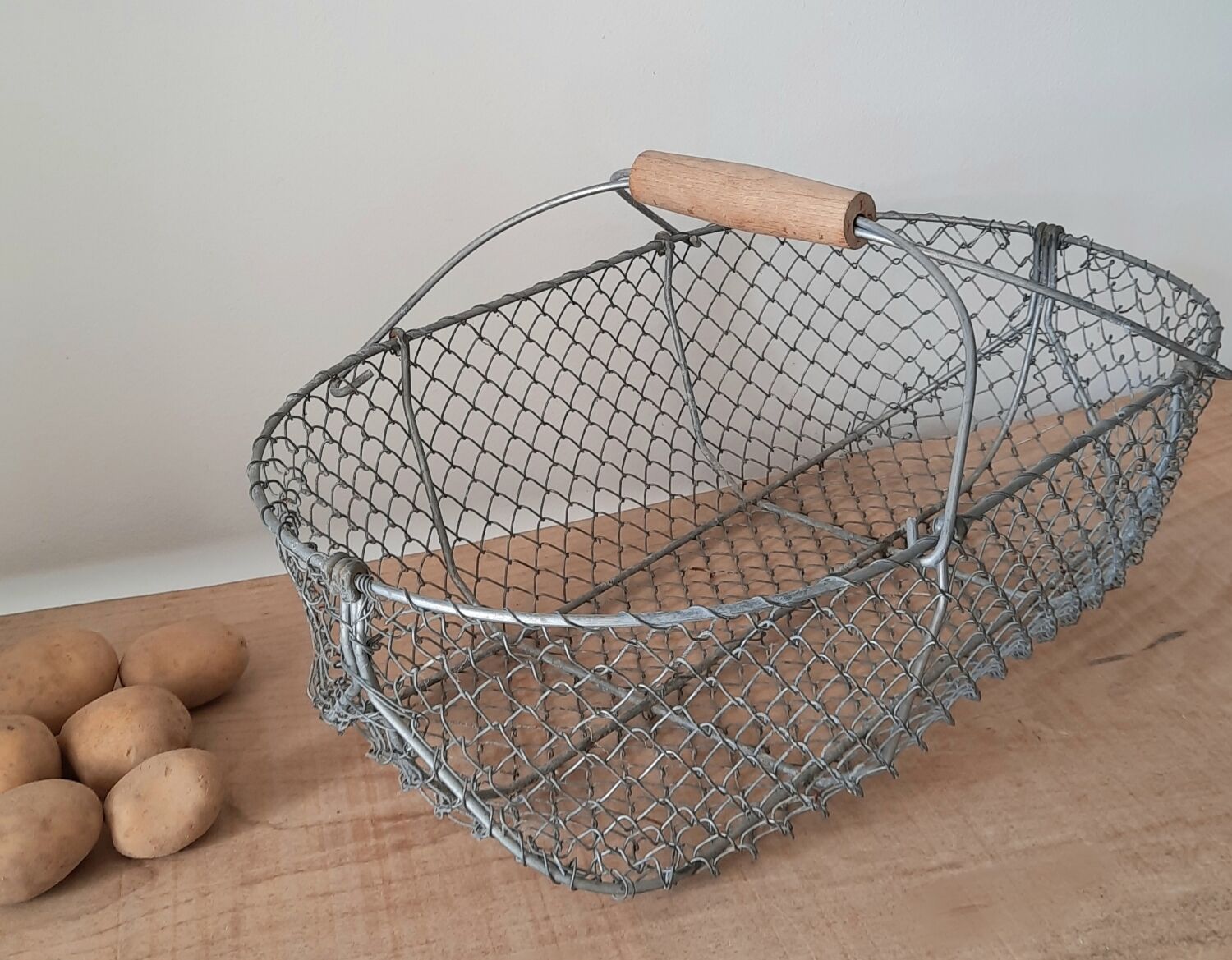Metal wire basket