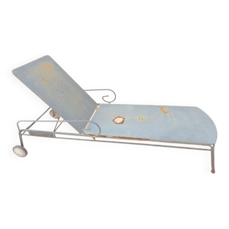 Chaise longue ancienne en fer forgé vintage à roulette en l’état à restaurer