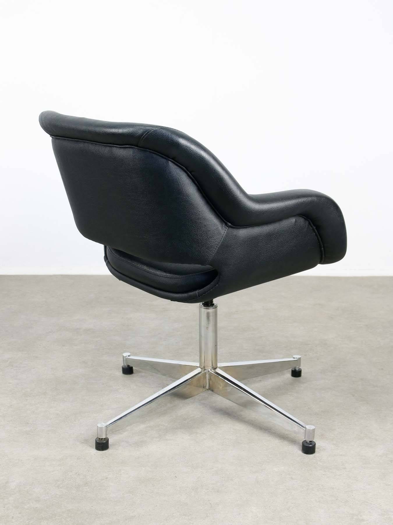 Chaise pivotante vintage en simili cuir noir et chrome, années 70