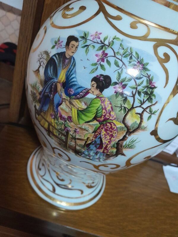 Potiche bon état un peu de dorure manquante a la pointe du couvercle, Potiche offerte en 1968 pour u