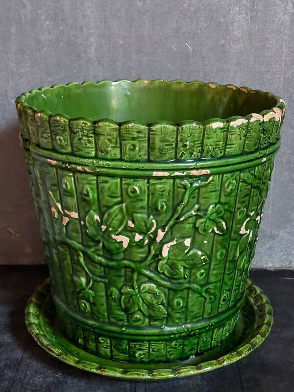 Pot de fleur et soucoupe en barbotine de G. De Bruyn XIX ème