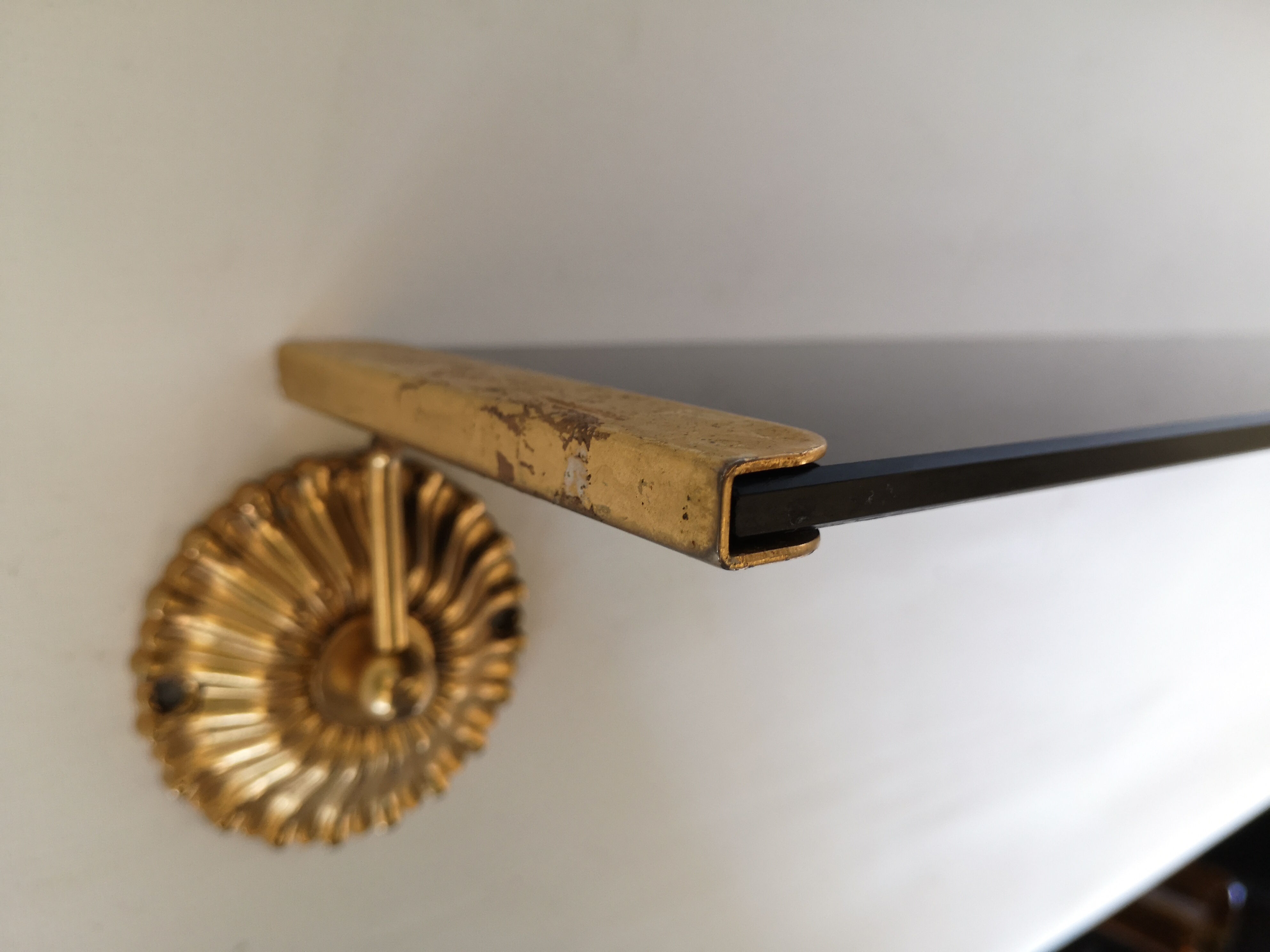 Wall shelf in glass and gold metal