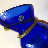 Vase bleu en verre de boheme