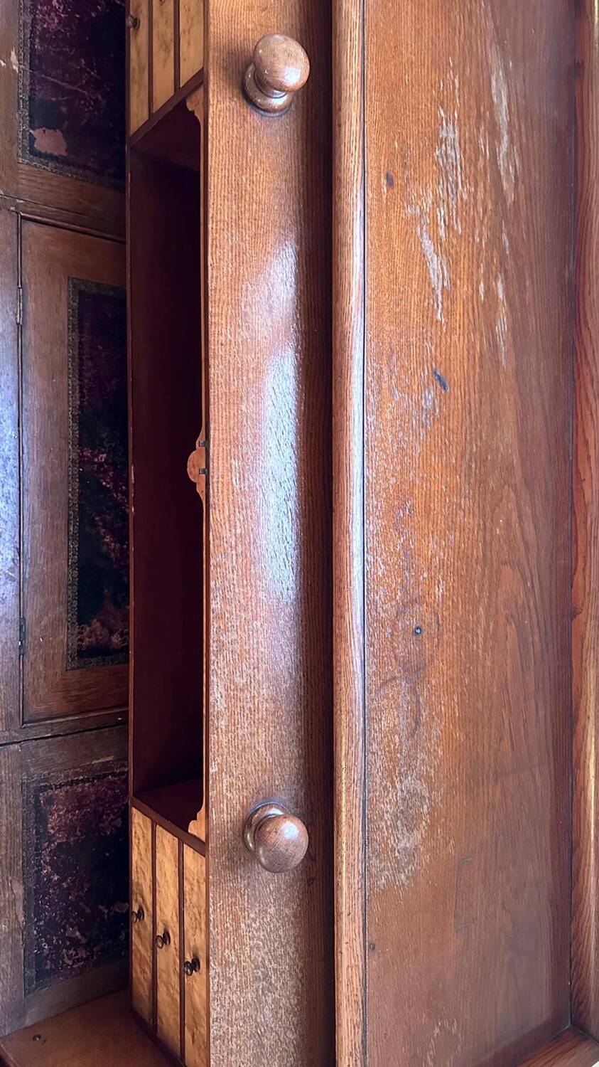 Beautiful vintage 20th-century American cylinder desk and its chair.