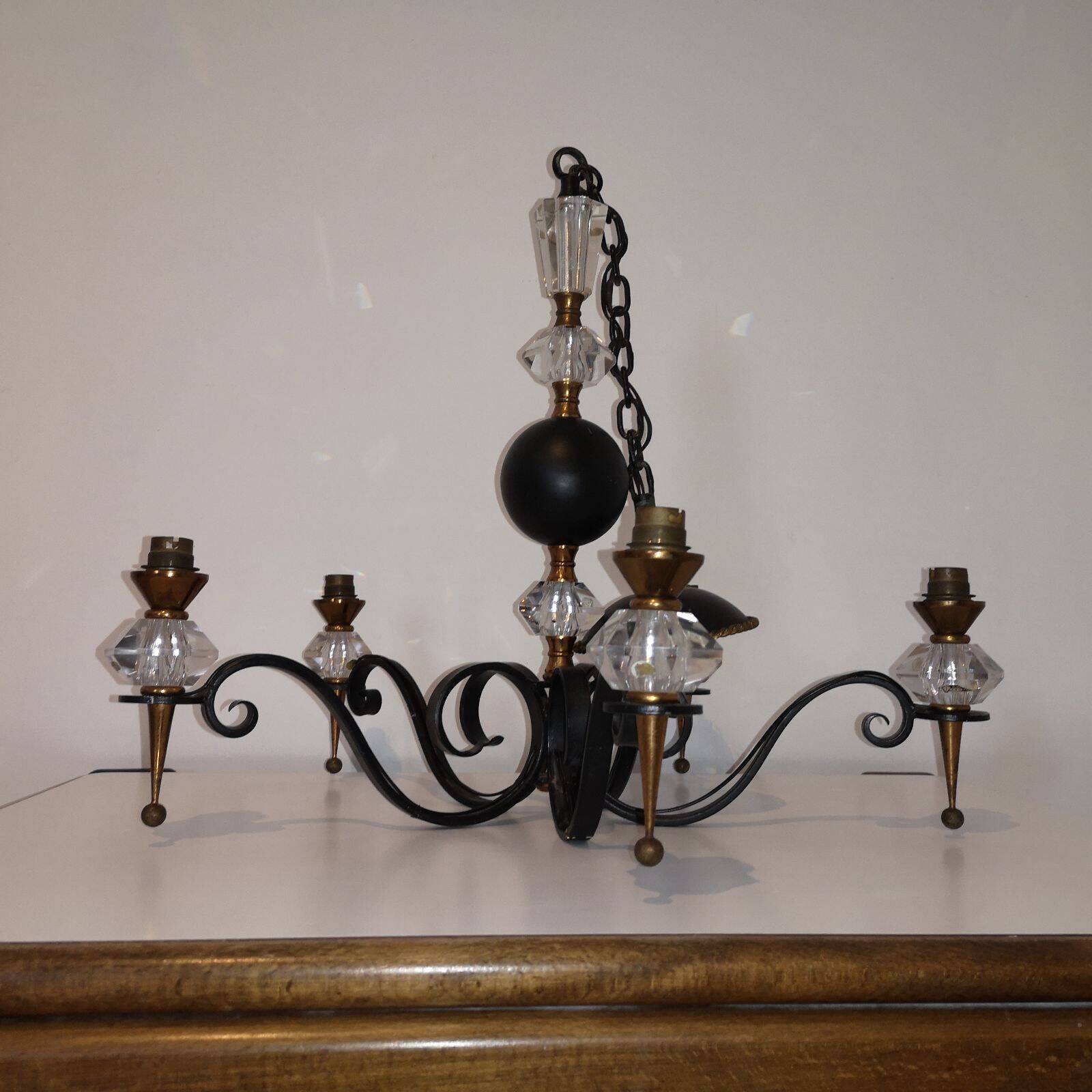 Lustre moderniste en fer forgé, laiton et cristal de Sèvres, 1950