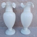 Paire de vases en opaline blanche