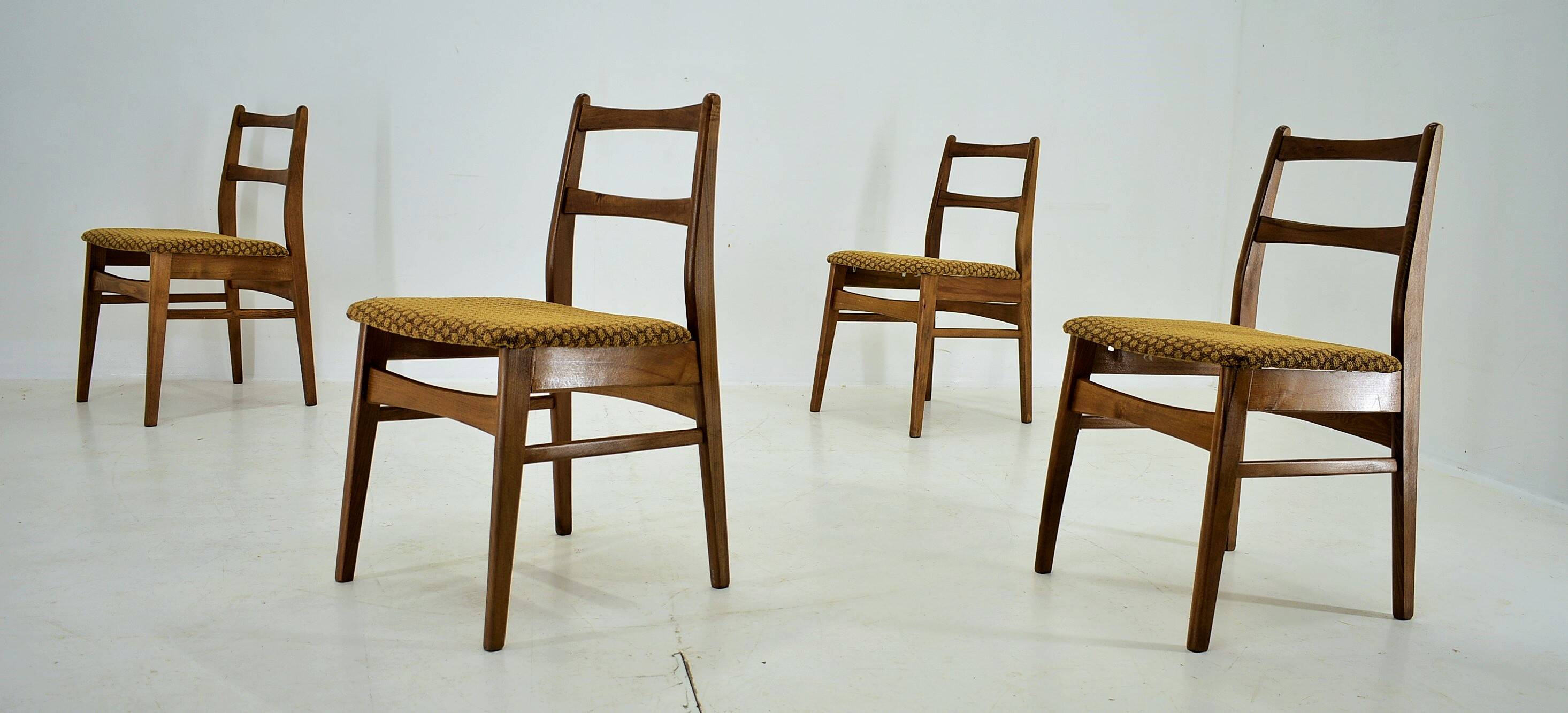 4 chaises de salle à manger en hêtre années 1960, Tchécoslovaquie
