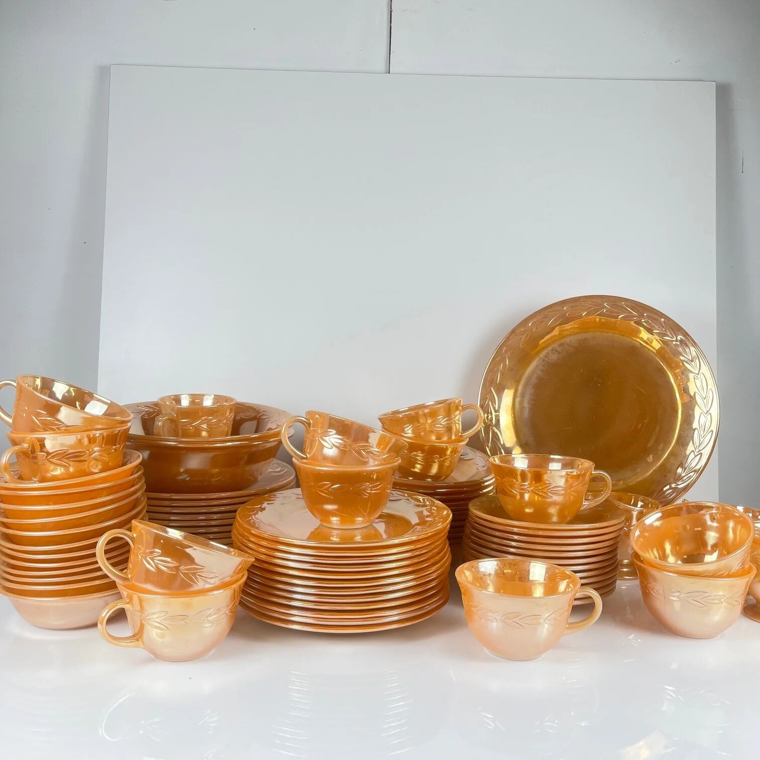 Important Fire-King Peach Lustre "Laurel Leaf" service for 12 people, Anchor Hocking, USA, 1950s.