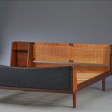 Lit double danois en teck du milieu du siècle avec tête de lit en rotin par Hans Wegner pour Getama