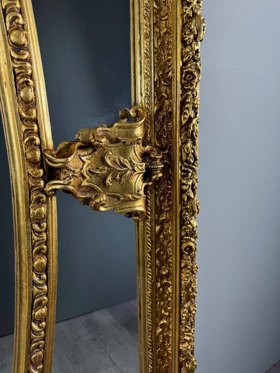 Grand miroir style Louis XV en bois sculpté et doré, XIXe siècle