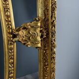 Grand miroir style Louis XV en bois sculpté et doré, XIXe siècle