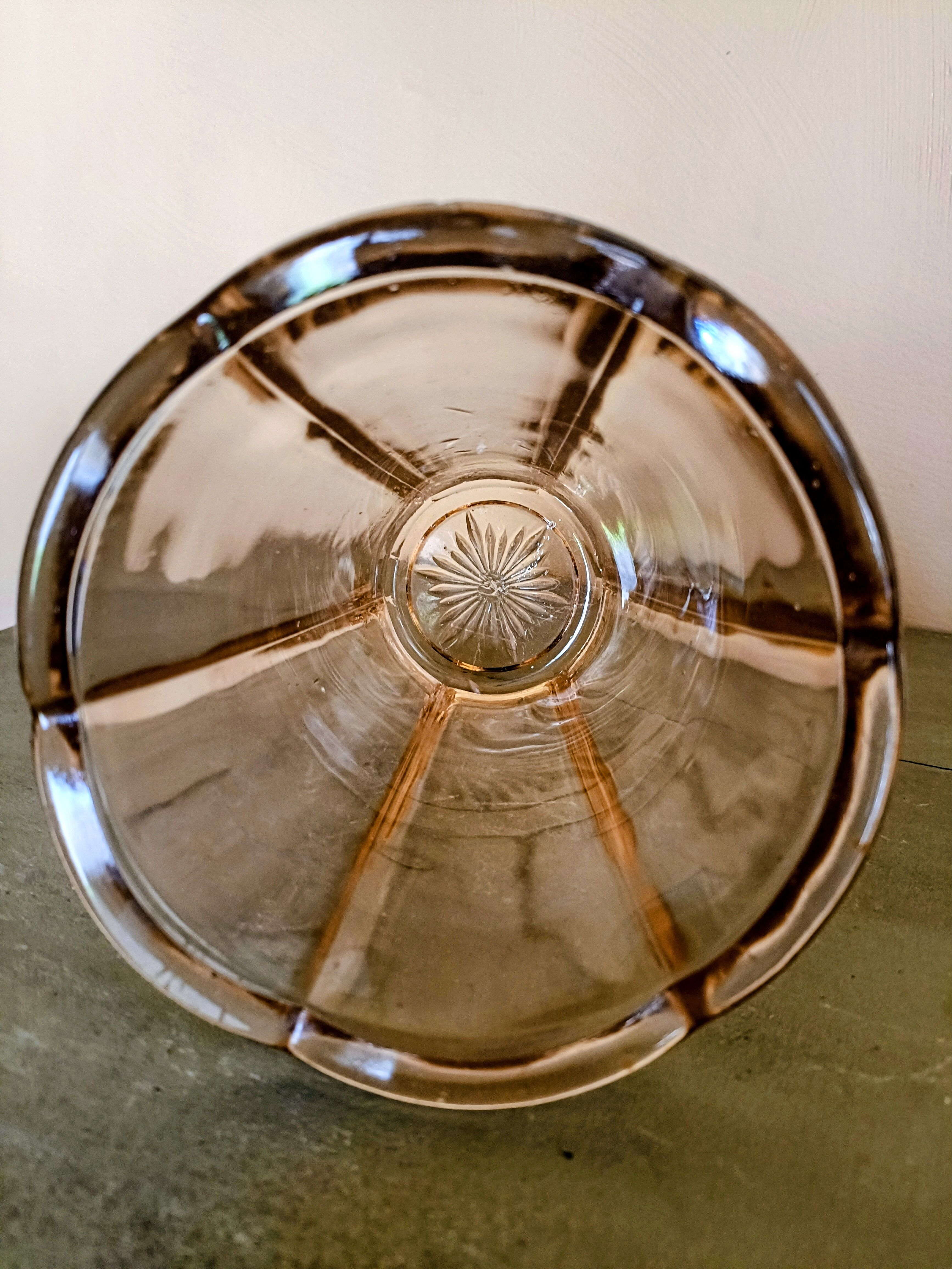 Vase en verre moulé rose , modèle "Fleur"