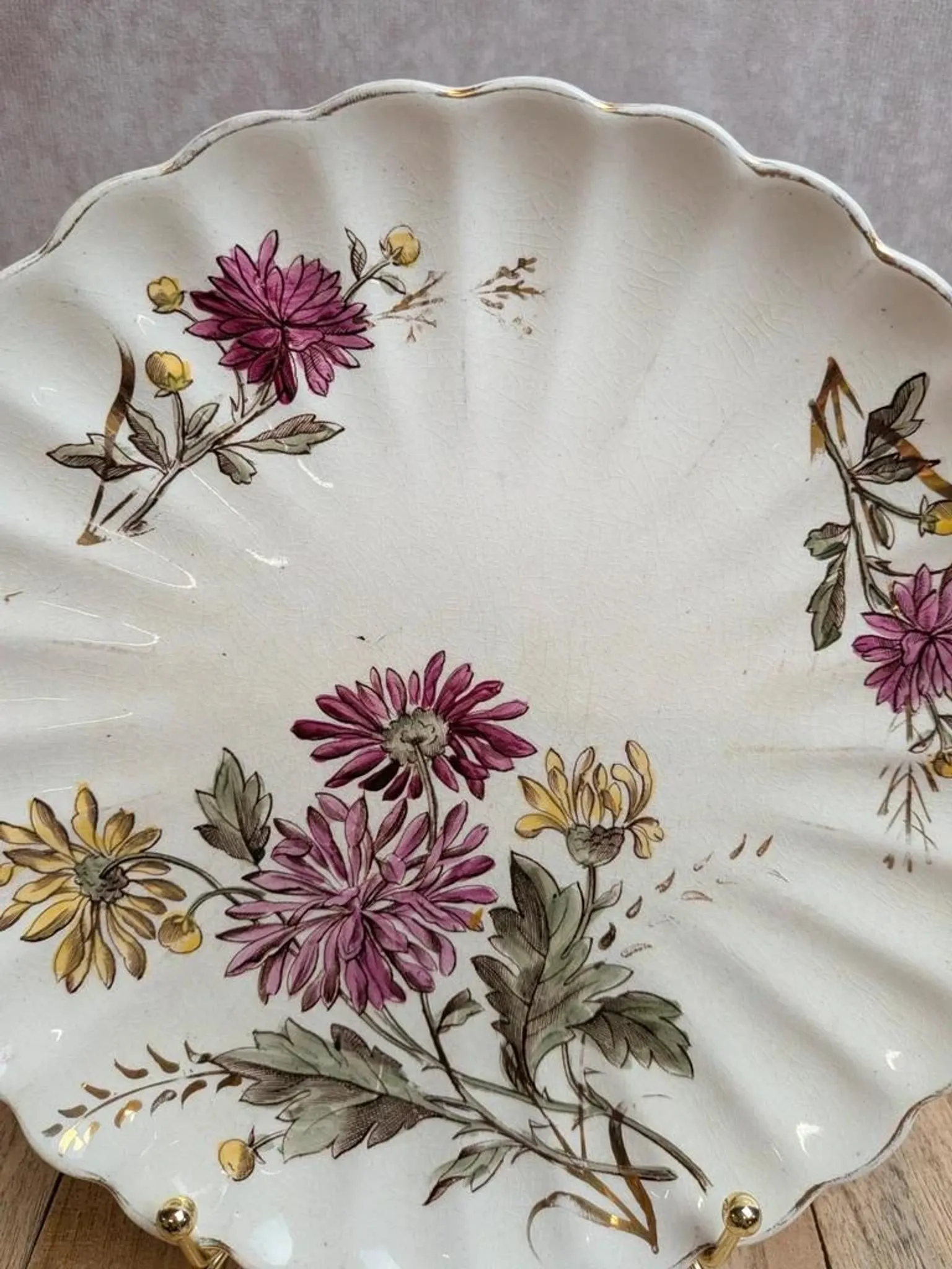 Antique polychrome ironstone plate – Floral decoration and gilding – Scalloped edge