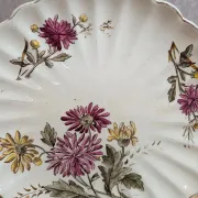 Antique polychrome ironstone plate – Floral decoration and gilding – Scalloped edge