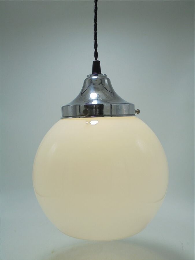 Opaline globe suspension