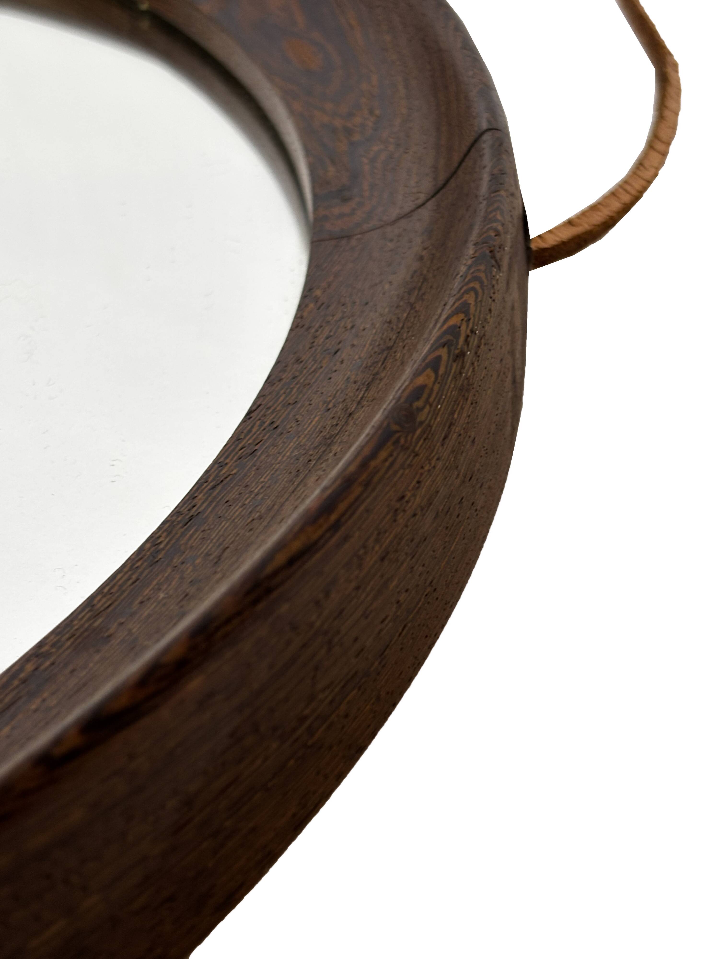 Miroir rond vintage scandinave en bois de wengé avec bracelet en cuir, design années 60