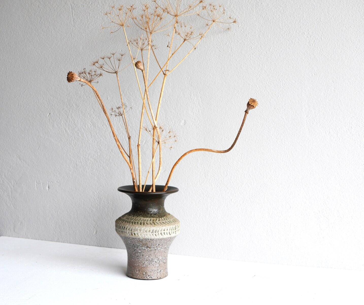 Brutalist ceramic vase in Scandinavian modernist style from the mid-century by Thomas Hellström for Nittsjö, Sweden.