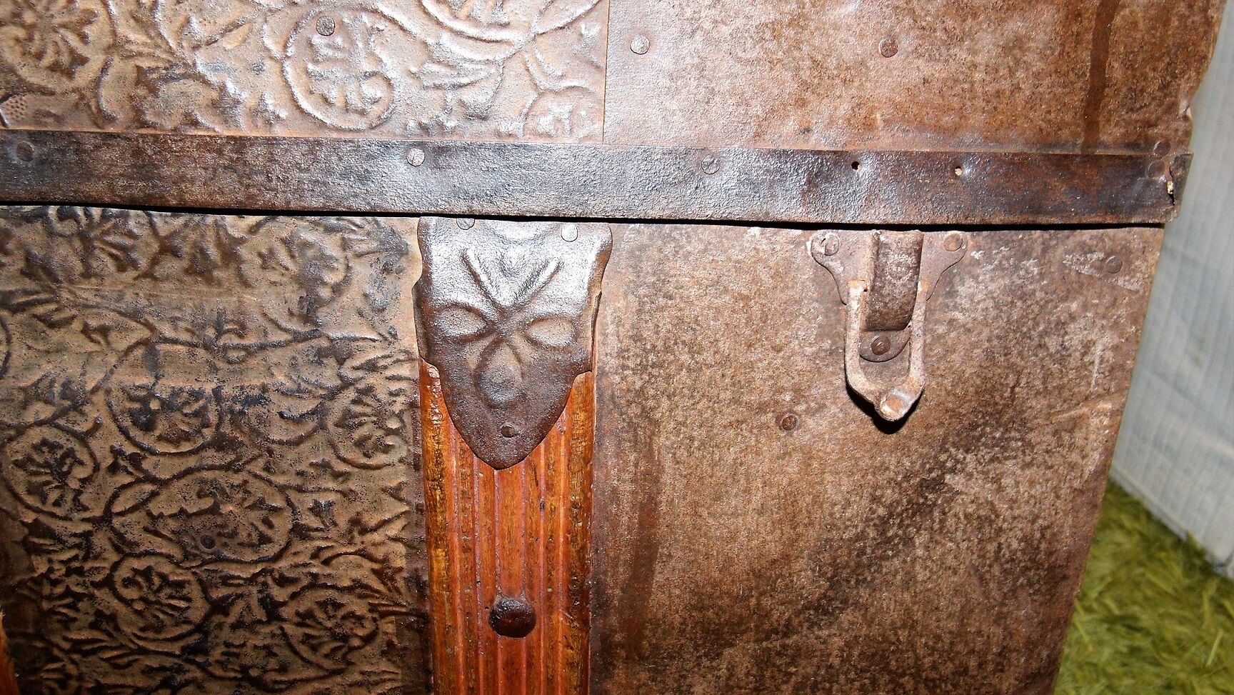 Large colonial trunk repelled steel XXI