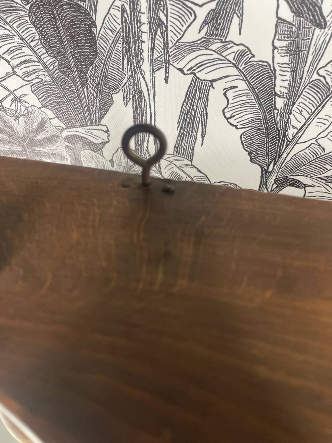 Étagère en bois tourné