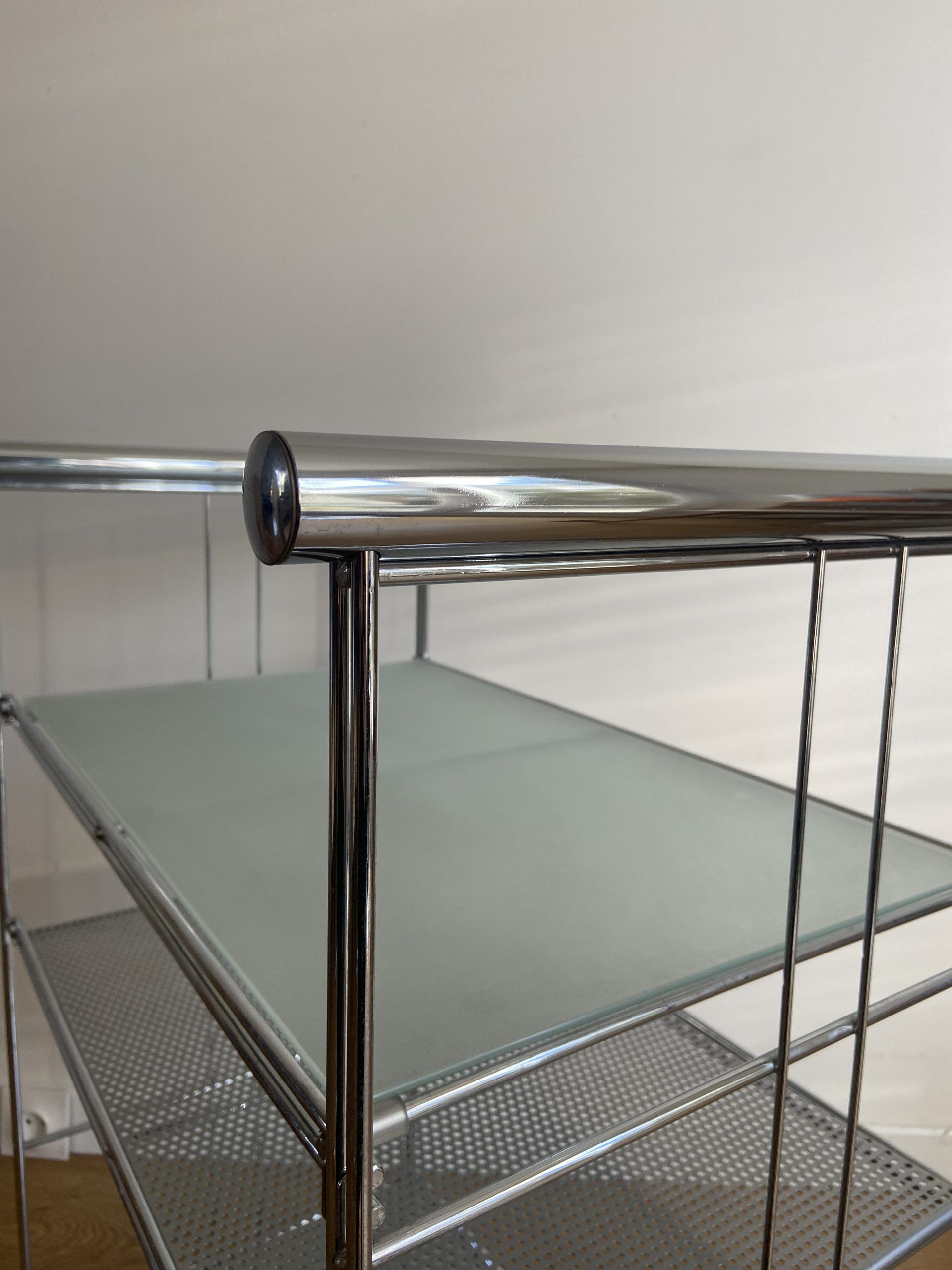 Design on feet in chromed metal and glass