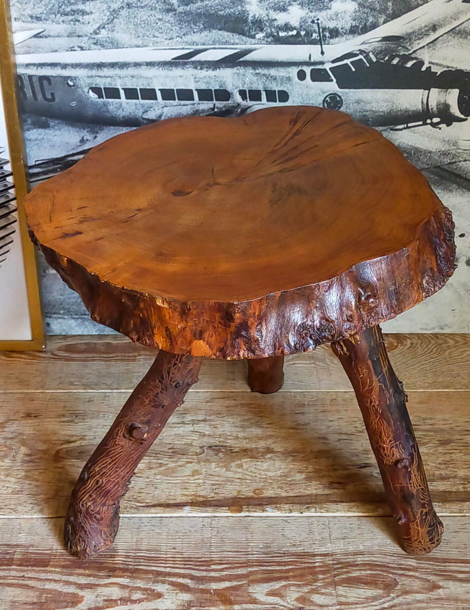 Table bout de canapé brutaliste en bois massif