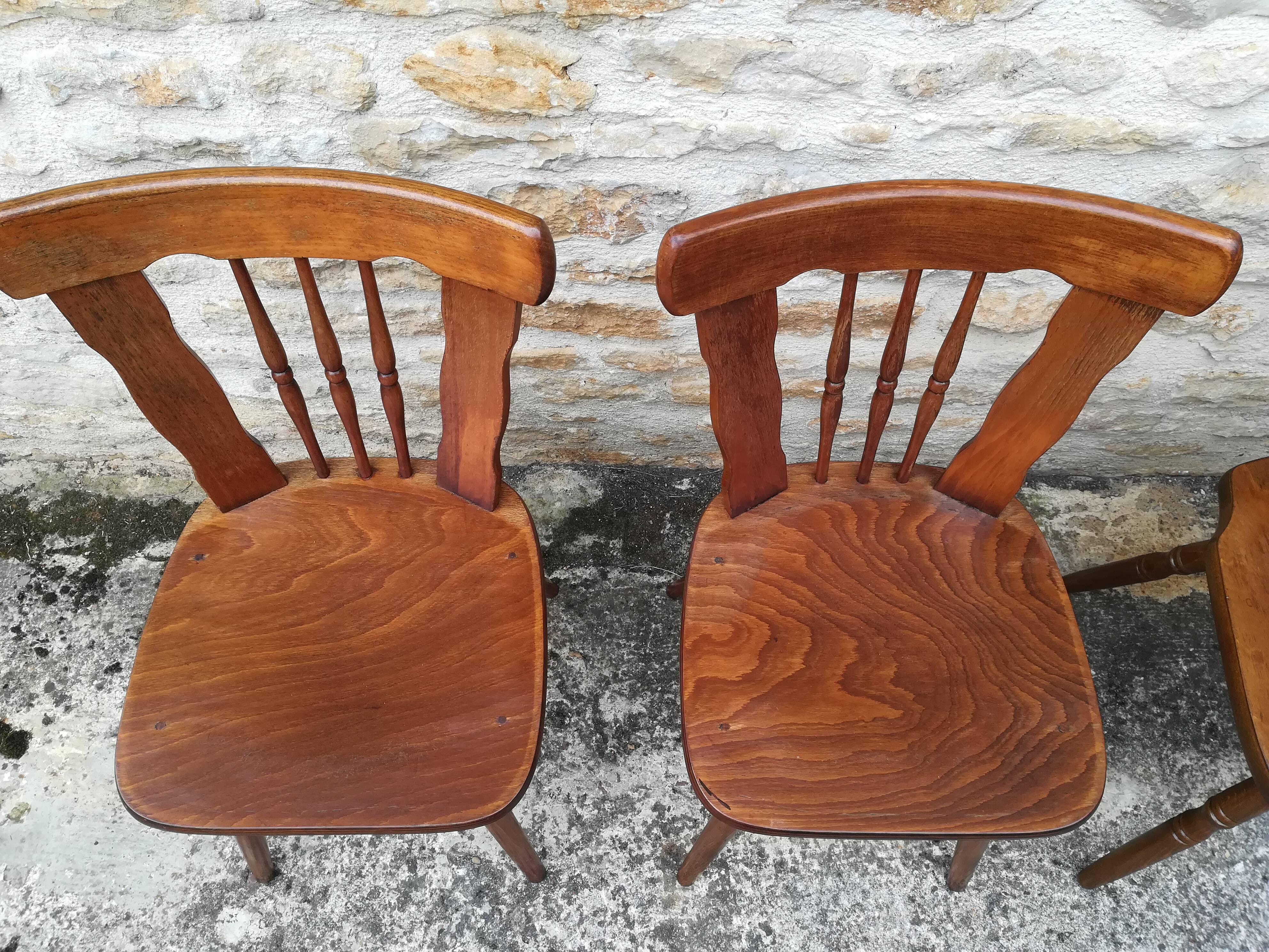 Chaises de bistrot dépareillées