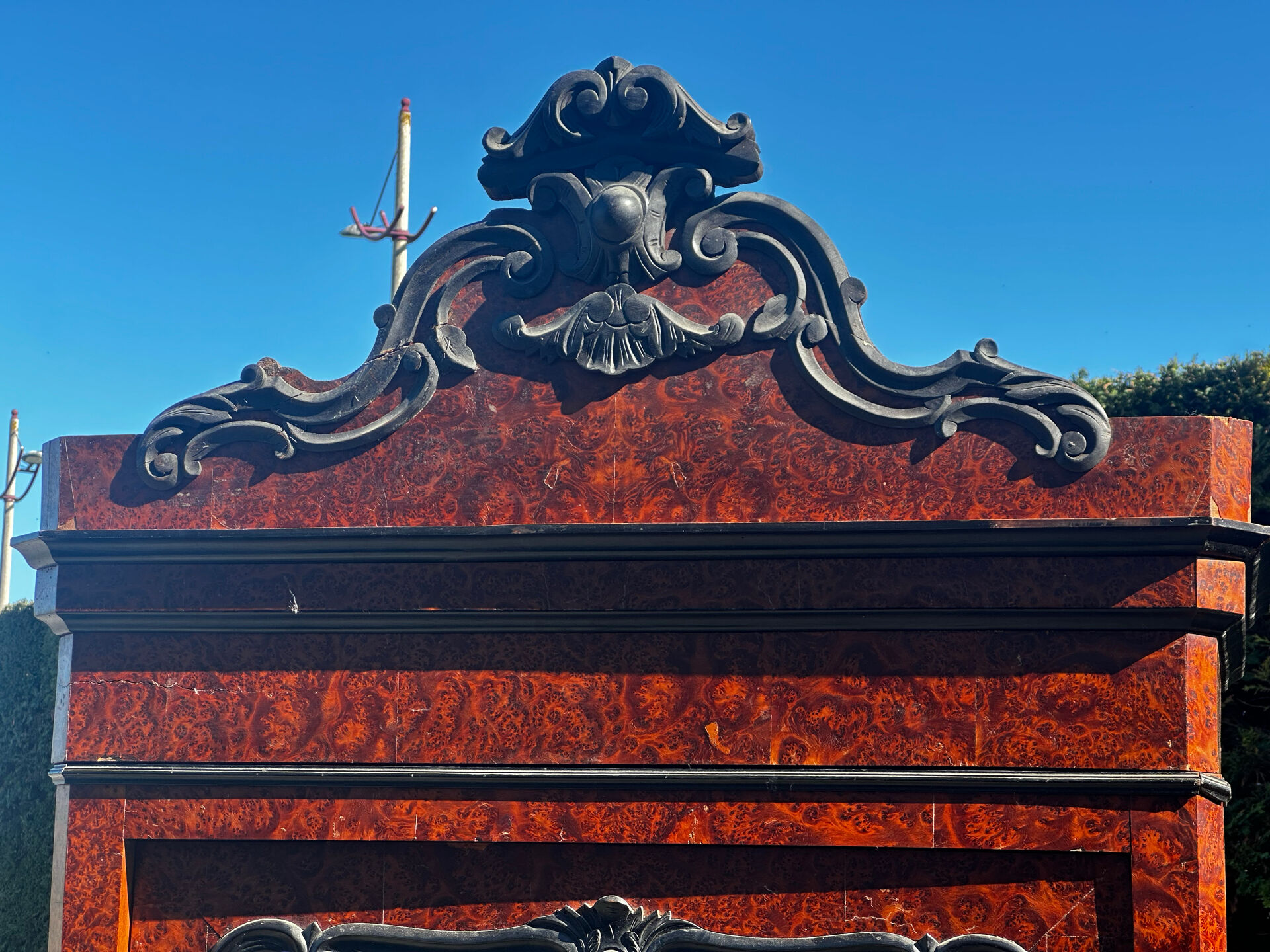 Armoire à glace Napoléon III en placage de loupe