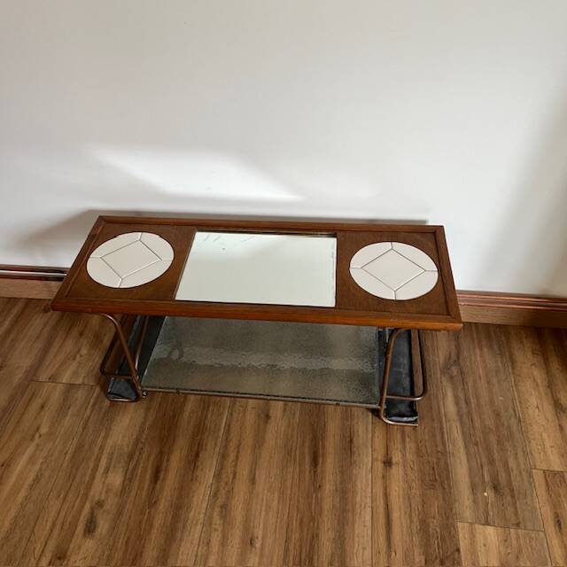 Table basse artisanale et fonctionnelle