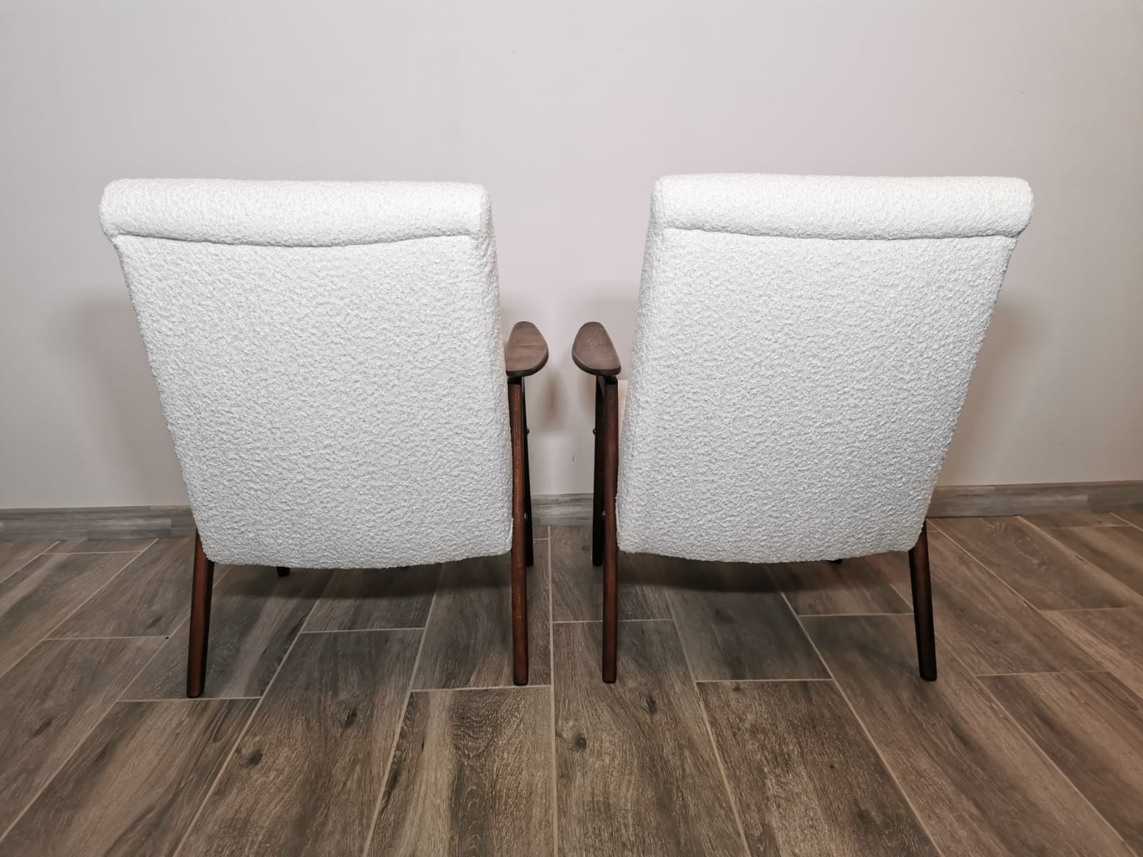 Paire de fauteuils par Jaroslav Smidek restaurés