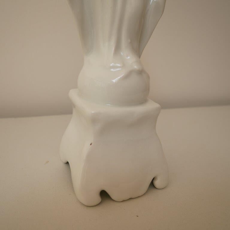 Statue de la Vierge Marie en porcelaine blanche