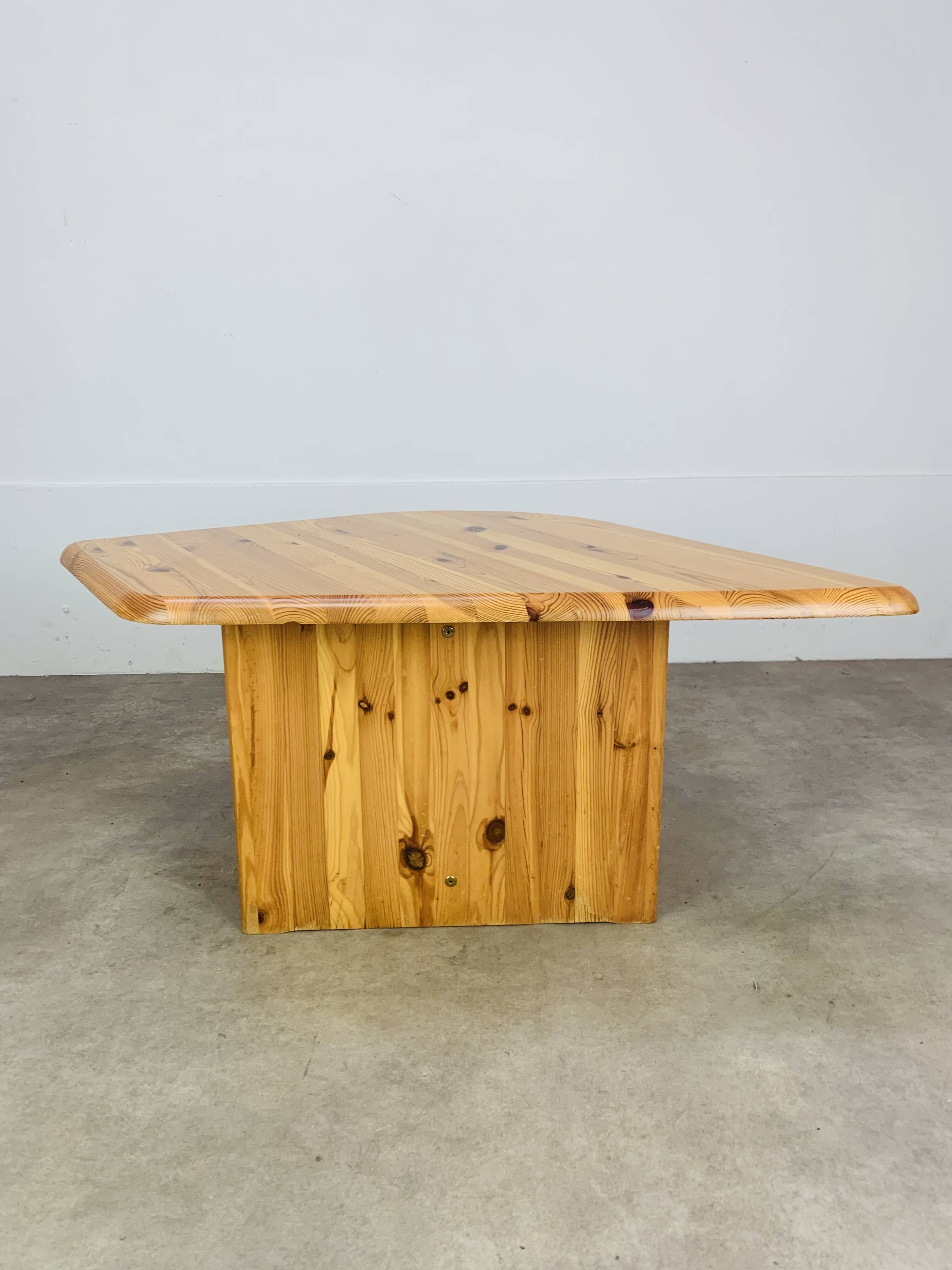Table basse en pin massif forme organique, années 80