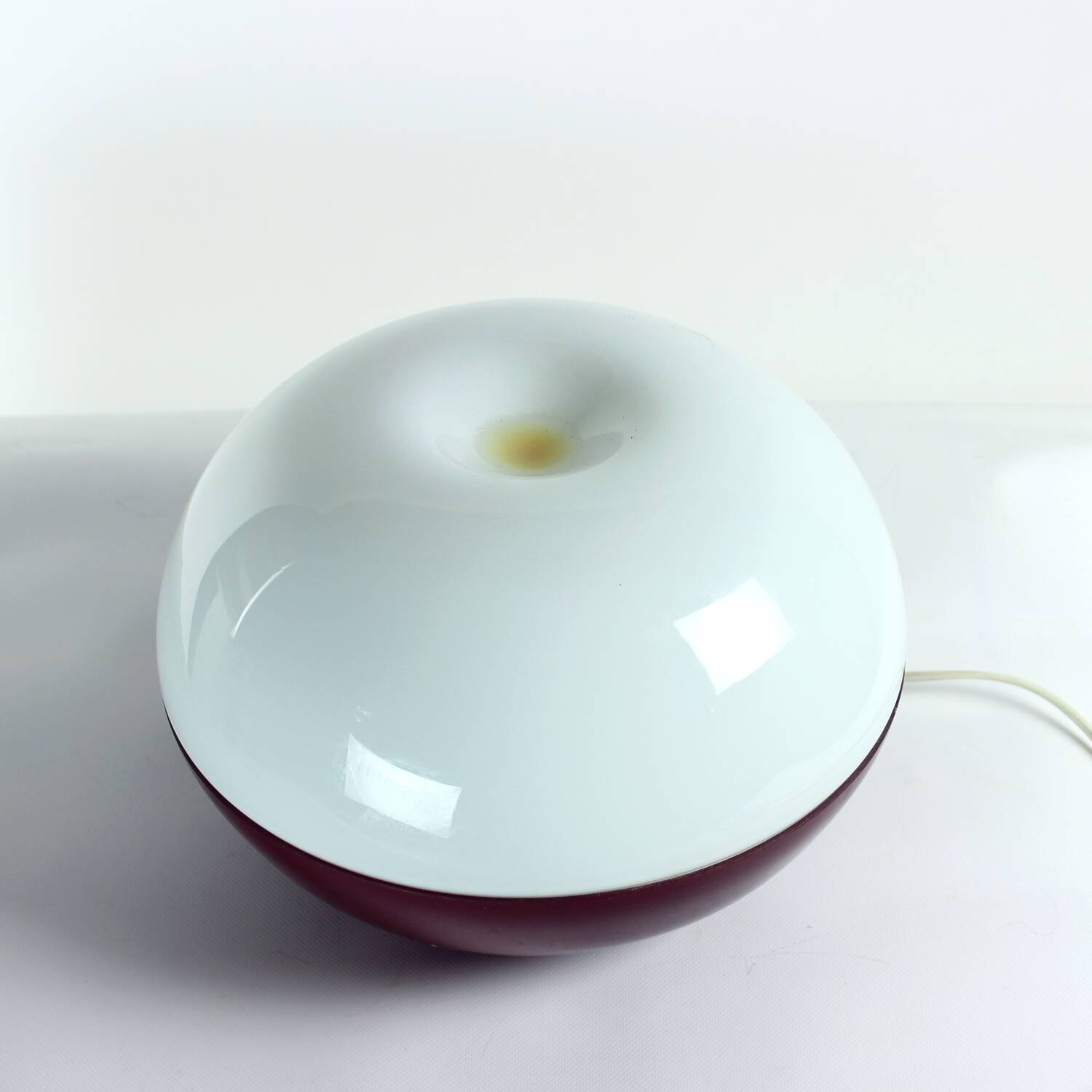Grande lampe de table en verre opalin, Tchécoslovaquie, années 1960