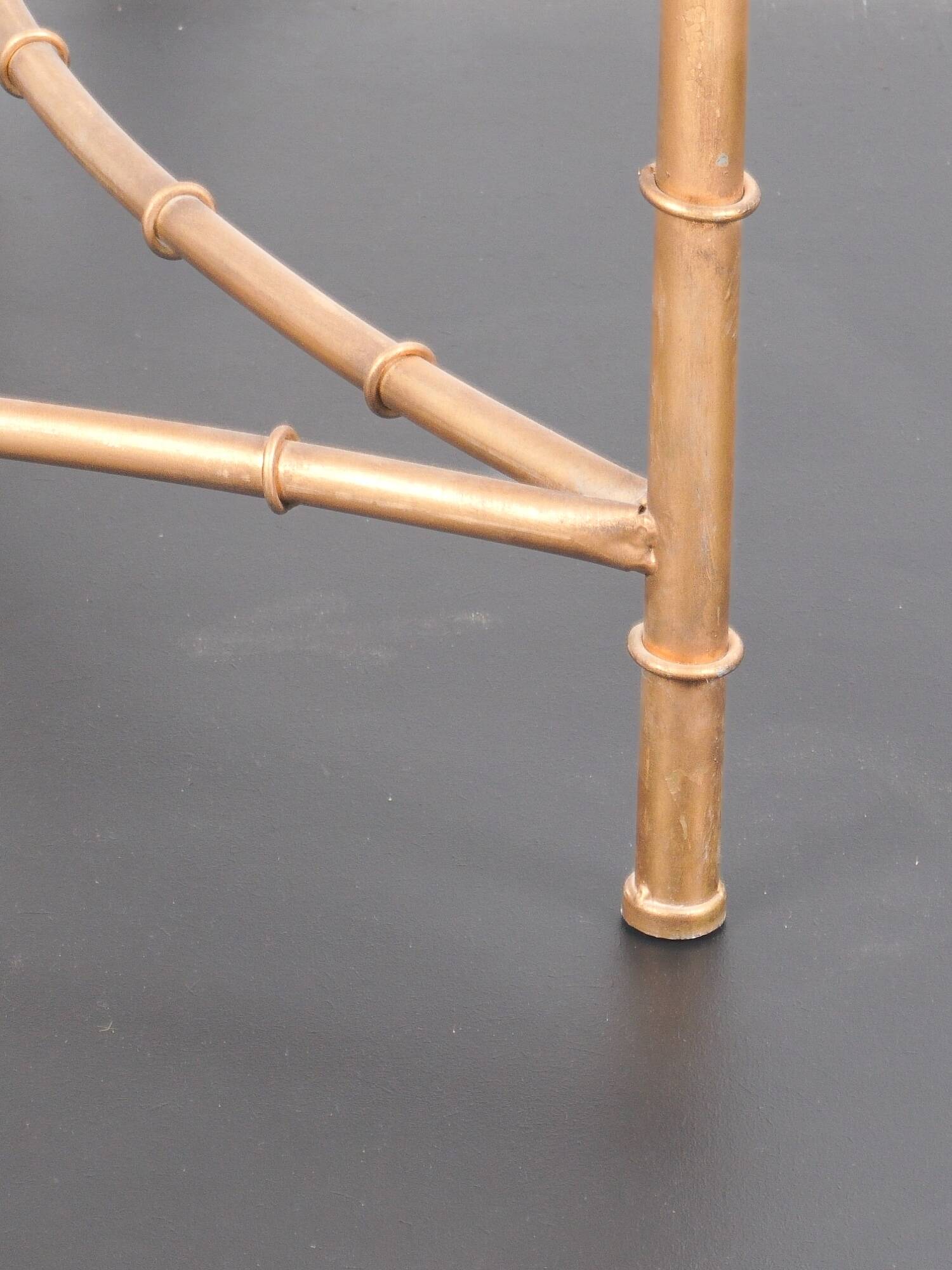 Vintage table / side table in gold metal with a mirrored top.