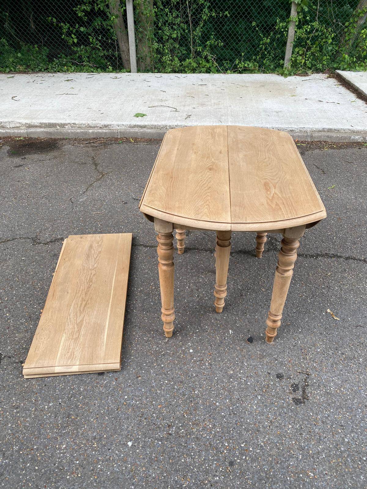 Renovated Louis Philippe round extendable dining table, 19th century