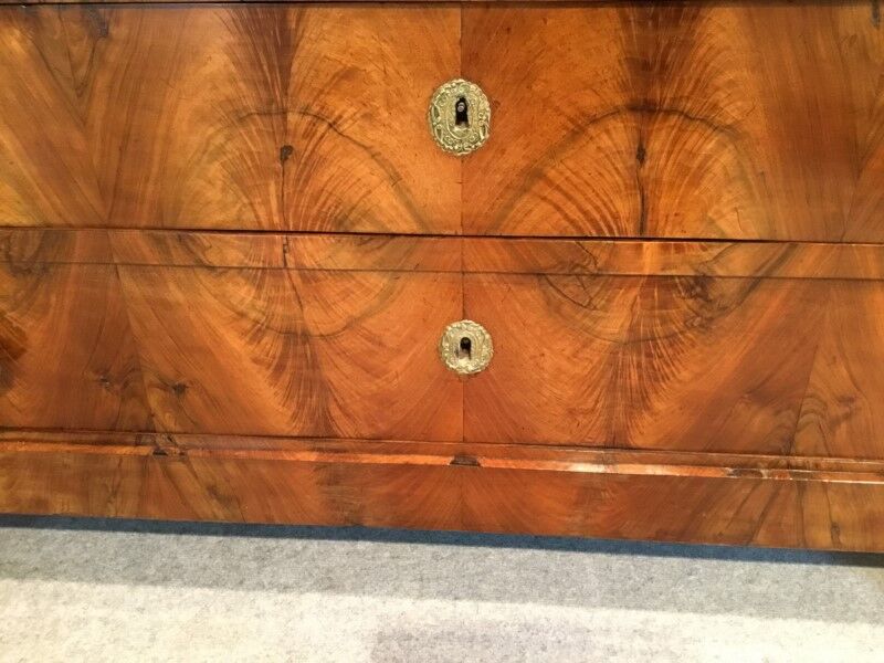 Empire dresser