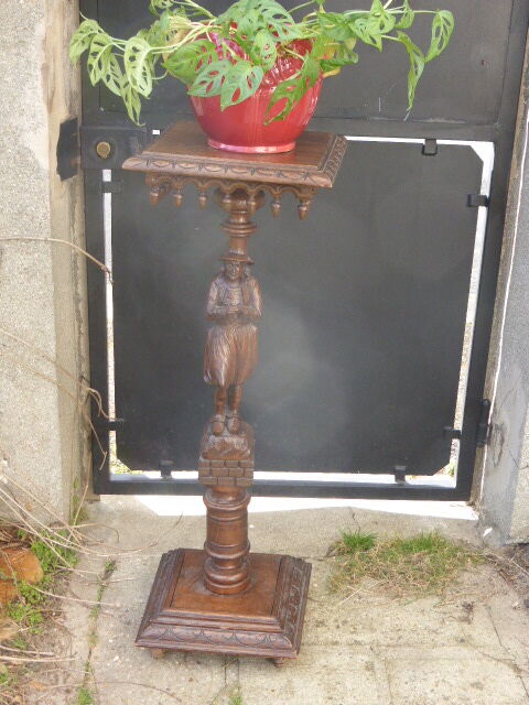 Wooden saddle with statuette, Breton figure, ancient and chiseled, Henri II style