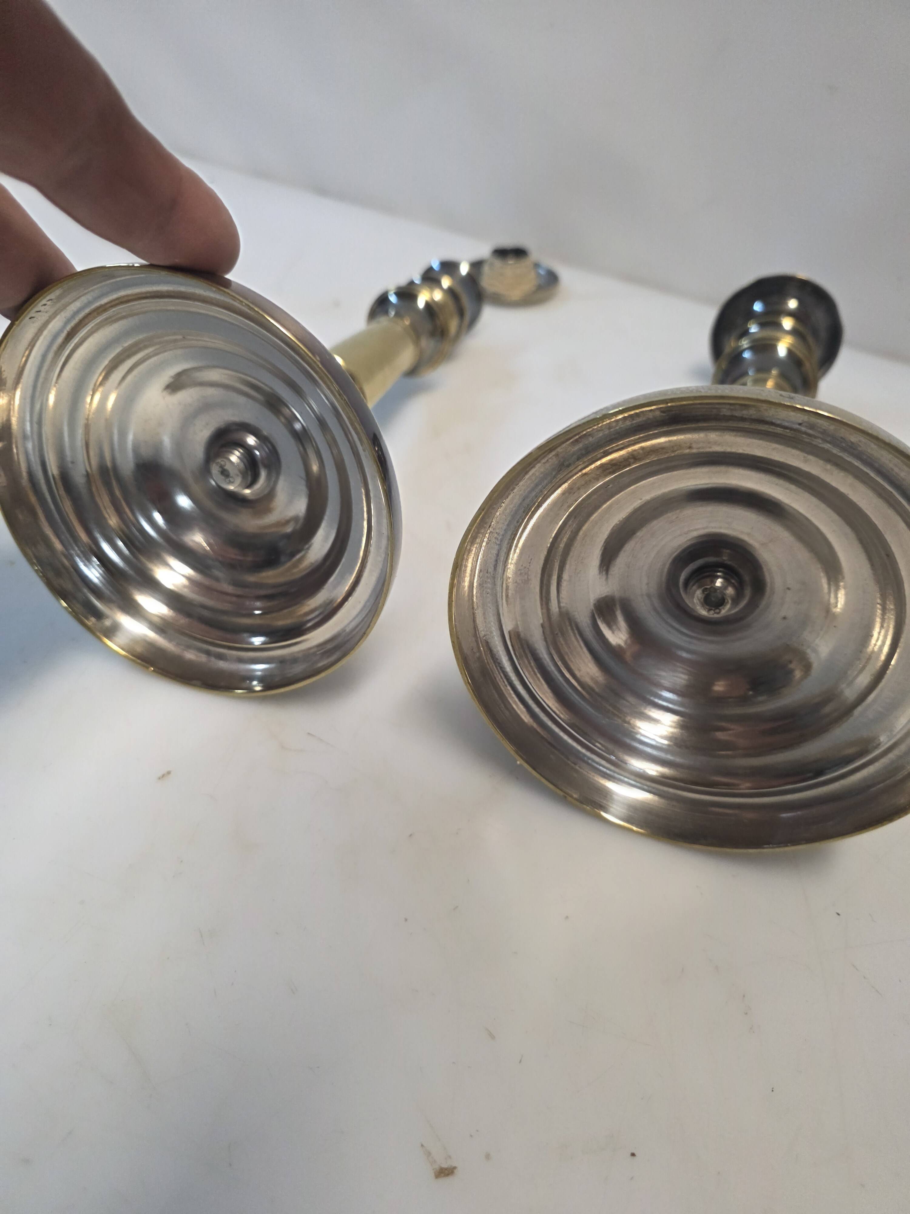 Paire de bougeoirs anciens en laiton