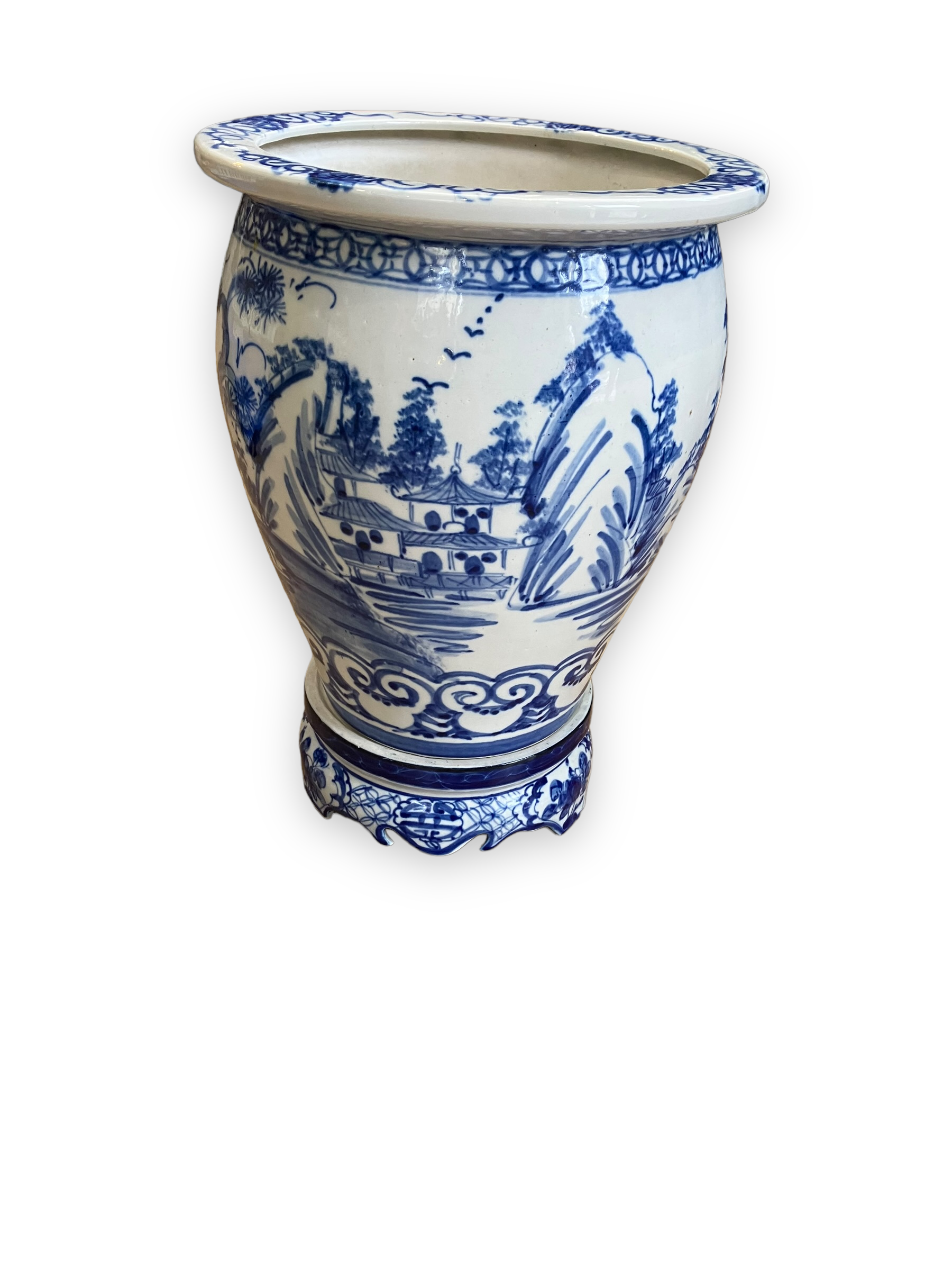 Vietnamese pot cache in white and blue porcelain
