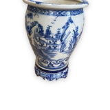 Vietnamese pot cache in white and blue porcelain