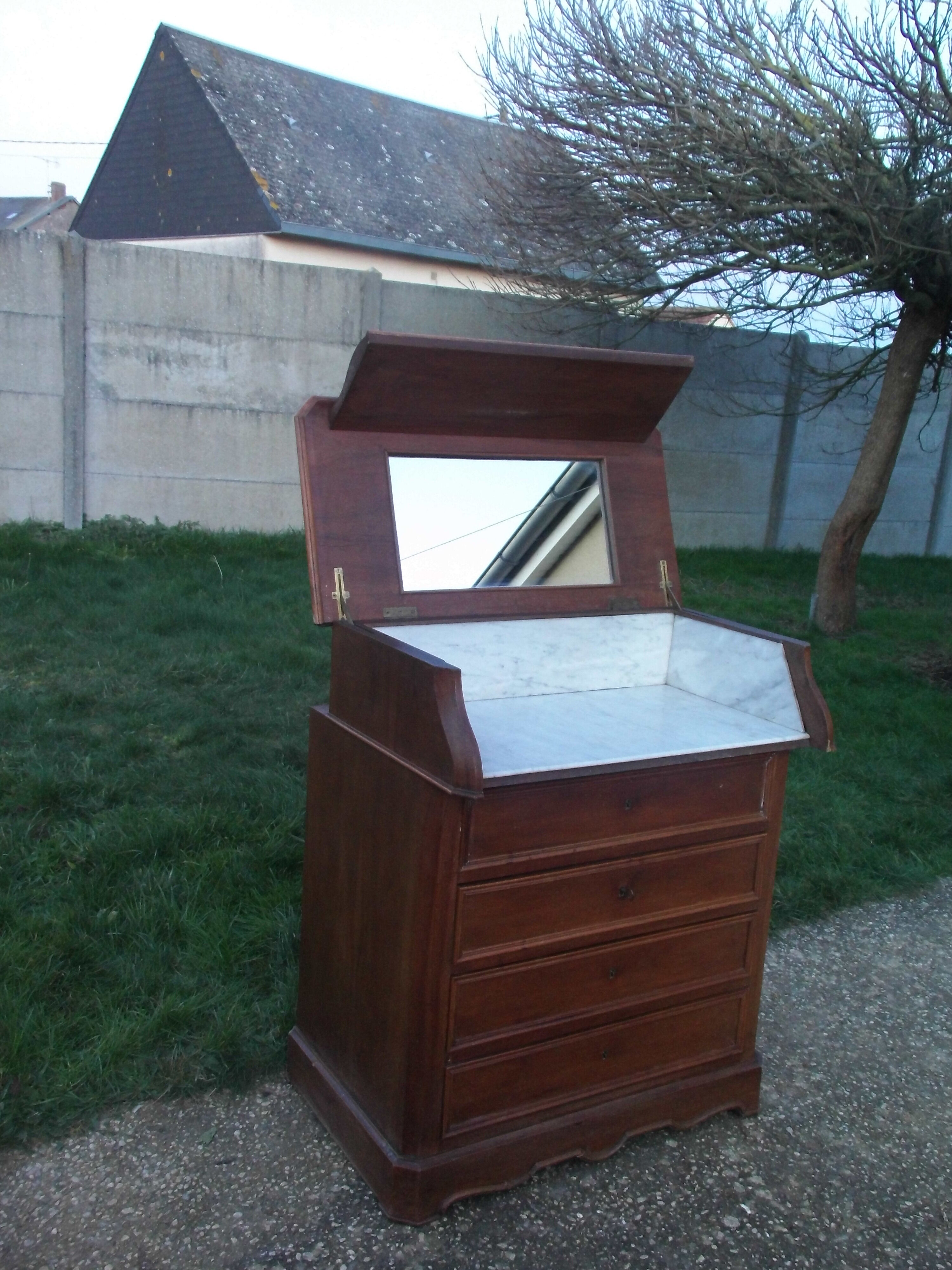 Hairdresser's toilet commodity called 1900 art deco