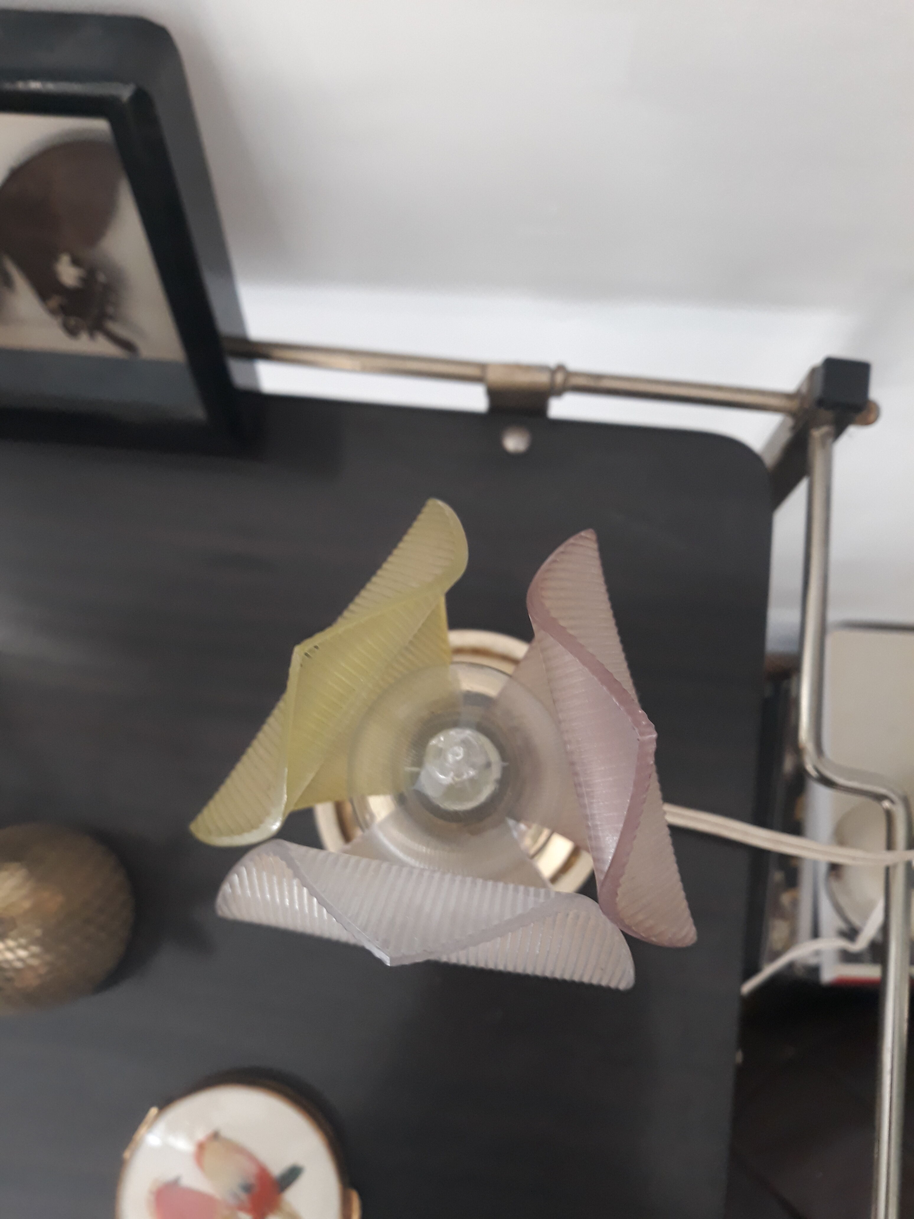 Lampe de table fleur en laiton vintage