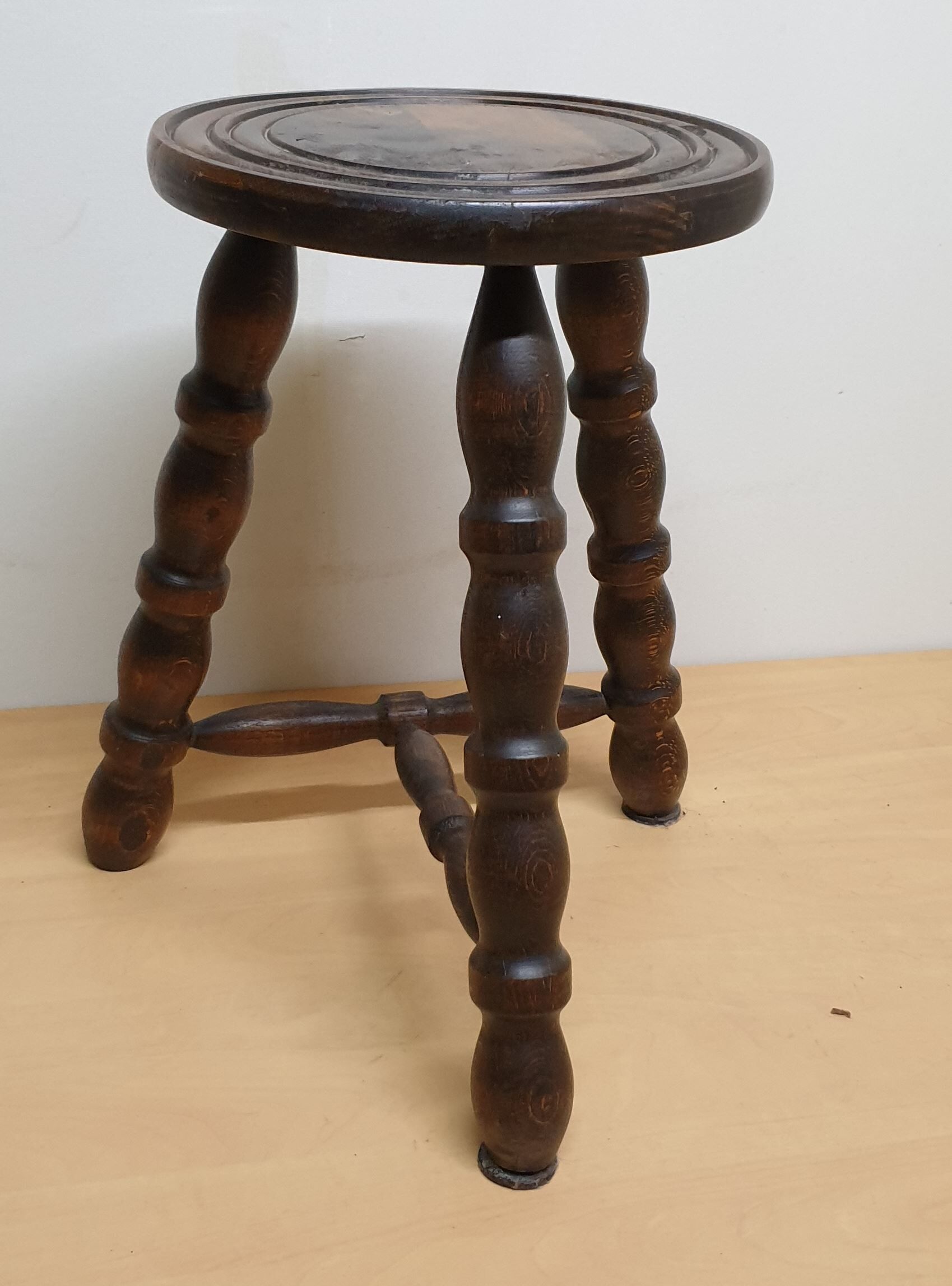 Tabouret tripode en bois vintage