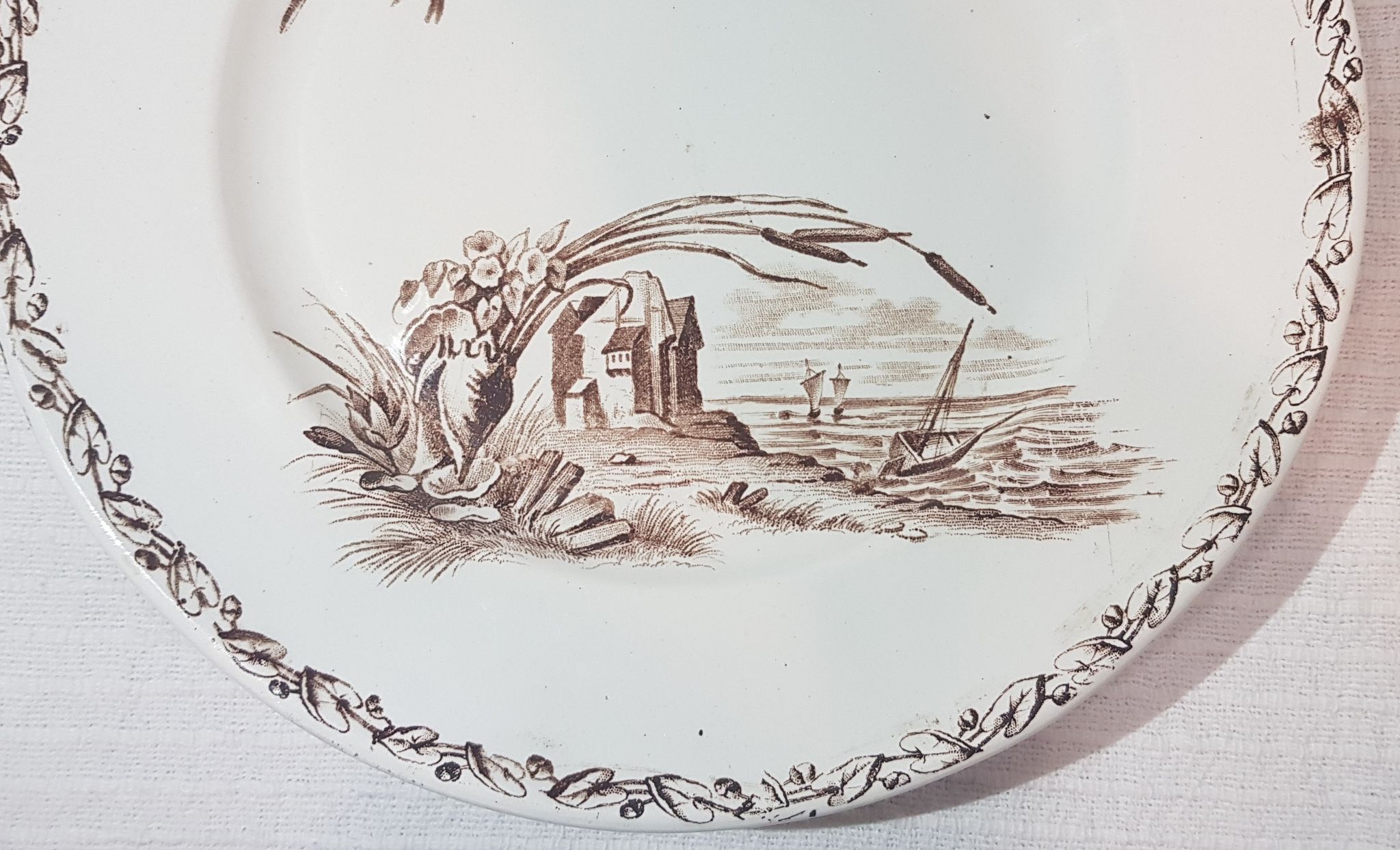 Dish in Earthenware of Creil and Montereau model Marine, iron earth, compotier