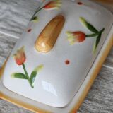 Beurrier vintage en faïence et barbotine tulipes