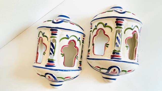 2 Vintage ceramic wall lights