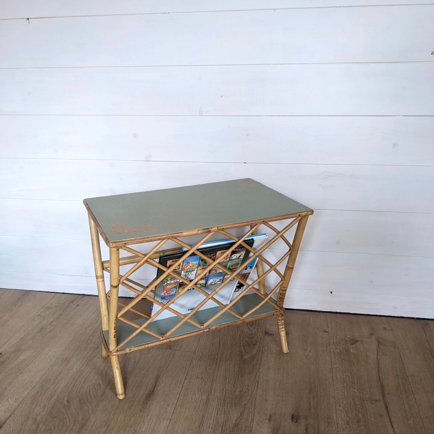 Porte-revue vintage en rotin, tablette vert sauge