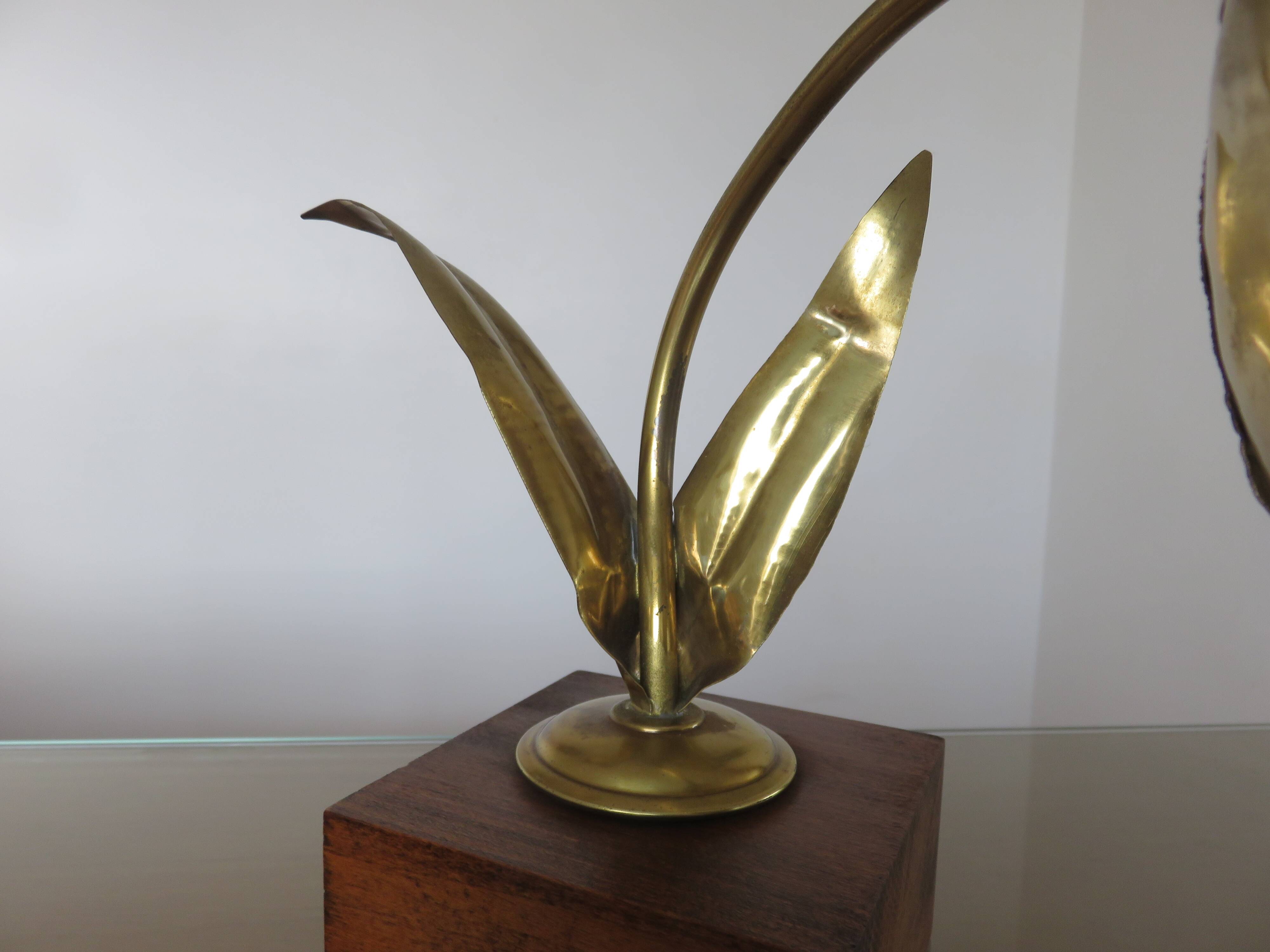 "Flower" lamp in gilded brass and wooden base 1970